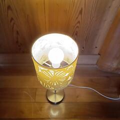 ①　ニトリ フラワー柄シェード　テーブルランプの画像