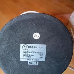 ①　ニトリ フラワー柄シェード　テーブルランプの画像