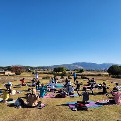 平城宮跡で外ヨガ／初心者歓迎／春風のパークヨガ棒とシンギングボウル音浴会の画像