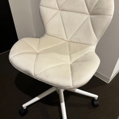 机と椅子の画像