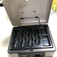 【松本市引き取り限定】SENTRY手持ち金庫（鍵式）の画像