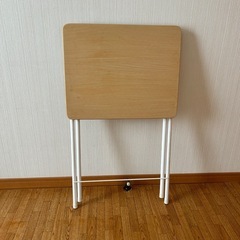 折りたたみテーブルの画像