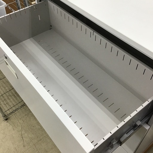 スチールキャビネット　鍵付き　オフィス収納 ホワイト　