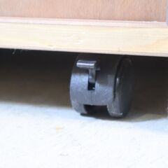 IDC大塚家具にて取り扱われていた、ビエンナ ナイトテーブルです。天板に備え付けられたコンセントは、テーブルライトを置いたりスマートフォンの充電などにも便利です♪デスクワゴンとしても◎の画像