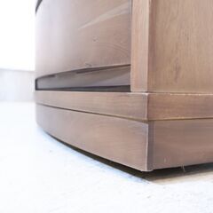 IDC大塚家具にて取り扱われていた、ビエンナ ナイトテーブルです。天板に備え付けられたコンセントは、テーブルライトを置いたりスマートフォンの充電などにも便利です♪デスクワゴンとしても◎の画像