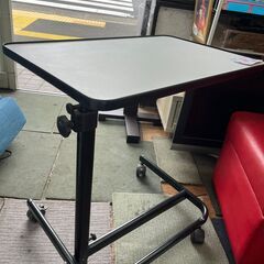 【リサイクルショップどりーむ鹿大前店】No966　サイドテーブル　キャスター付き　便利品　お買い得品　激安奉仕品の画像
