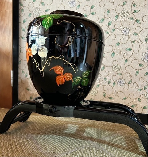 未使用 黒色花瓶 オレンジ白花装飾 スタンド付き