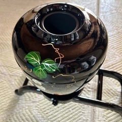 未使用 黒色花瓶 オレンジ白花装飾 スタンド付きの画像
