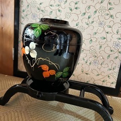 未使用 黒色花瓶 オレンジ白花装飾 スタンド付きの画像