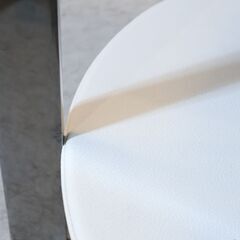 Poltrona Frau(ポルトローナフラウ)のREGOLO (レゴロ) 本革 サイドテーブルです。シンプルなデザインとコンパクトなサイズは玄関や店舗などにもおススメのテーブルです♪IDC大塚家具の画像