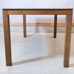 飛騨の家具メーカーKASHIWA(柏木工)のウォルナット材を使用したダイニングテーブル/150cmです。落ち着いた色合いとスッキリとした直線的なフォルムが魅力の食卓は空間を洗練された印象に♪