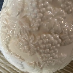 未使用 エンボス加工の白い陶器花瓶の画像