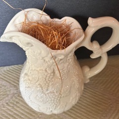 未使用 エンボス加工の白い陶器花瓶の画像