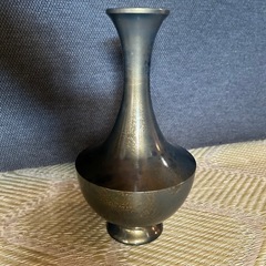 未使用 金属製 花瓶　細長いデザインの画像