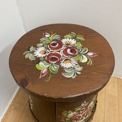 中古品 木製 収納付き 椅子 チェア サイドテーブル コーナーテーブル 飾り台 花瓶台 ハンドペイントウッド カントリー ガーデニング かわいいの画像