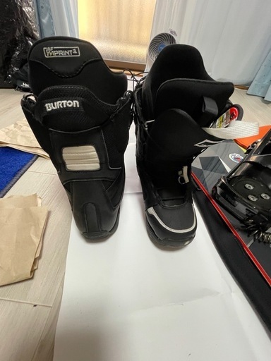 スノボとボードカバー、ブーツ、セットです