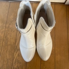 白ショートブーツの画像