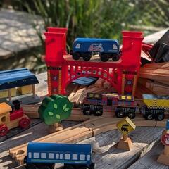 木のおもちゃ(汽車、線路、橋脚、木など)の画像