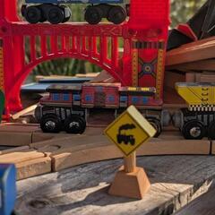 木のおもちゃ(汽車、線路、橋脚、木など)