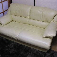 レザー（合皮）調の綺麗な2人掛けソファー