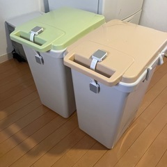 プラスチック蓋つきゴミ箱