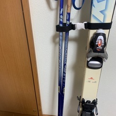 子供用スキー板、ストックの画像