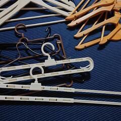 大量のハンガーの画像