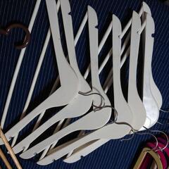 大量のハンガーの画像