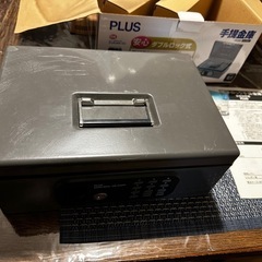PLUS プラス ★ 手提金庫 ダイヤル錠 シリンダー錠 【CB-030F】の画像