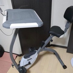 テーブル付きルームバイクの画像