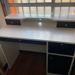 パソコンテーブルの画像