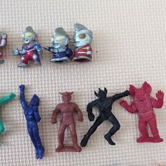 43個　ウルトラマン、怪獣、飛行機　ミニチュアフィギュア、ソフビの画像