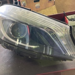 メルセデスベンツ　A180 右ヘッドライト
