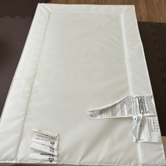 IKEA ベビーケアマットと専用カバーの画像