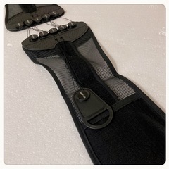 ꒰ほぼ未使用꒱腰痛 サポーター コルセット ベルト 黒 両側から引っ張るタイプの画像