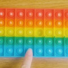 【未使用】 学習用プッシュポップ 英語キーボード 知育おもちゃ 虹色アルファベット の画像