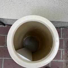 引っ越しのため2月24日に処分します！花柄陶器傘立ての画像