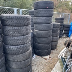 スタッドレスタイヤ　タイヤのみに　沢山あります　山あり　車検用　とりあえず転がせるタイヤ　の画像
