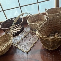 中古　籐籠　6個あり（1個ワイヤー製品）の画像