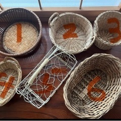 中古　籐籠　6個あり（1個ワイヤー製品）の画像
