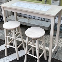 カウンターテーブル椅子付きの画像