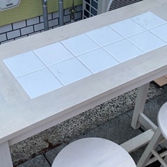 カウンターテーブル椅子付きの画像