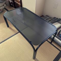 ガラスのテーブル