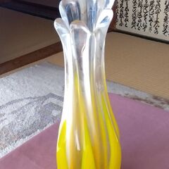 イエローガラス　花瓶の画像