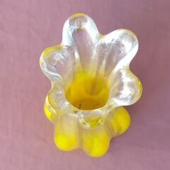 イエローガラス　花瓶の画像