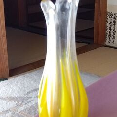 イエローガラス　花瓶の画像