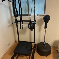 パンチングマシーン、トレーニングロープ、他にも懸垂器具やトレーニ...