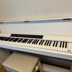 白い電子ピアノと椅子