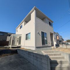 麻生田小学校まで徒歩1分♪2021年築の築浅戸建て！キレイにお使...
