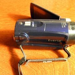 ビデオカメラ、三脚付き 　JVC　GZ-E565 エブリオ　の画像